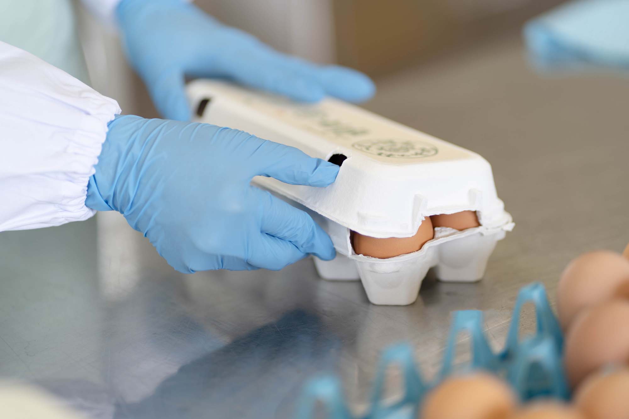 和みの杜 平飼いの卵のパックを閉じる